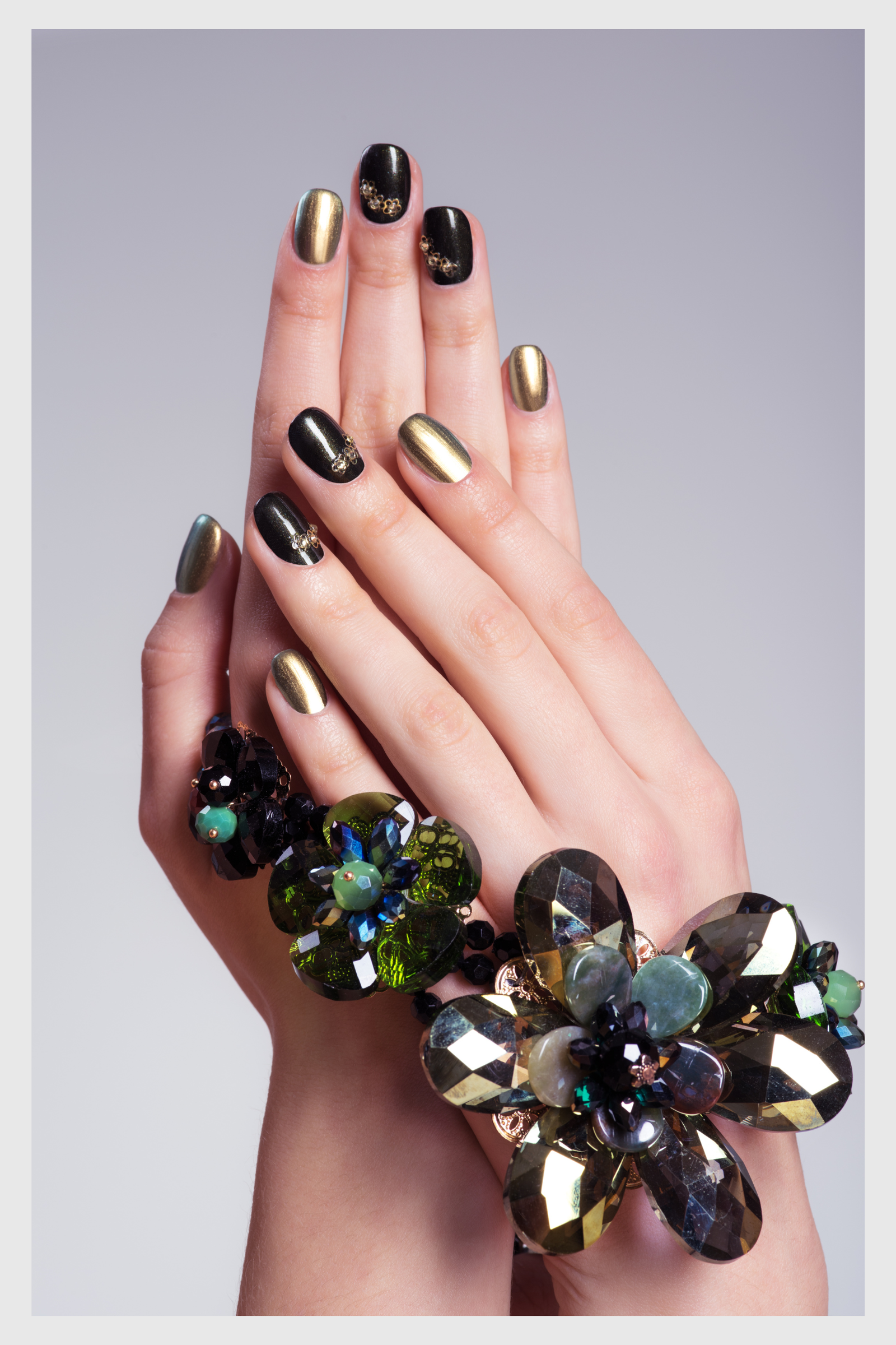 black nail designs with gold